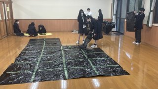 【学園祭】黒いシートと謎の玉？！