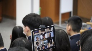 オンライン終業式・学年集会が行われました。