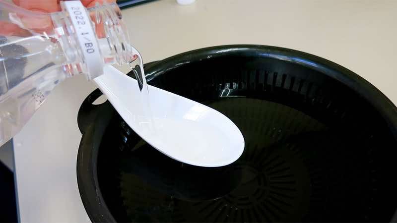 レンゲで優しく水中に