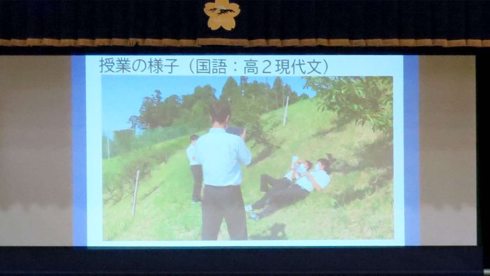 現代文の授業で芝生でお昼寝？