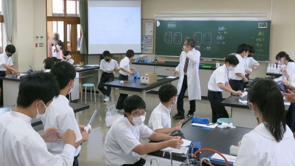 静電気を学ぶ実験教室