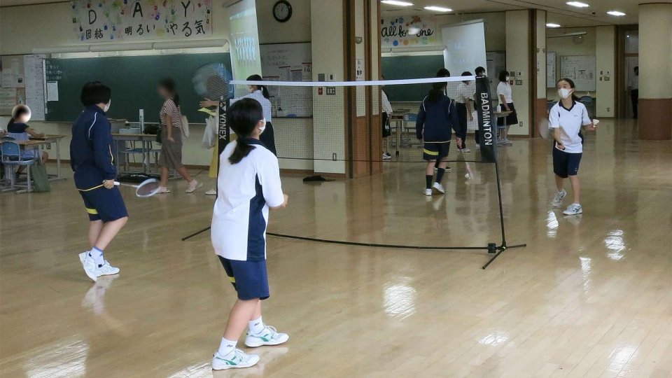 廊下でバドミントン