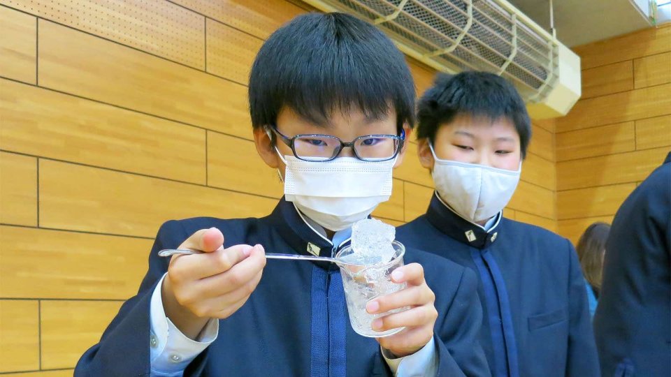 スーパーボールを見せる湯川君