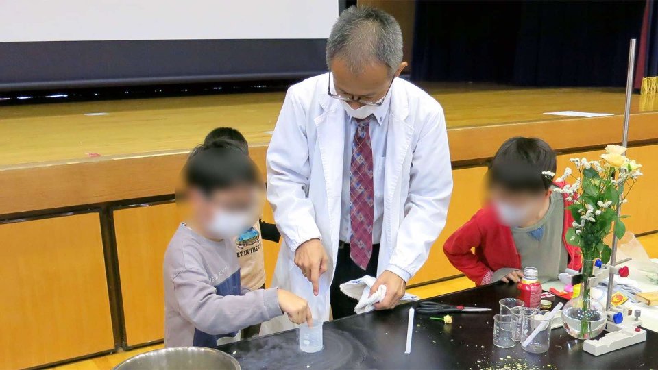 -196度の極低温に指を！？