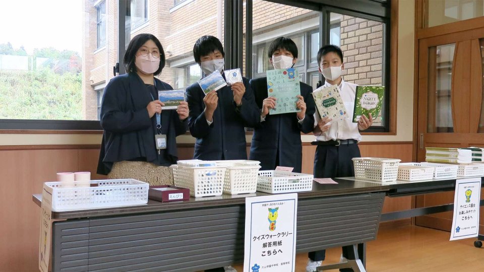 校長先生と一緒に片山学園グッズを配布
