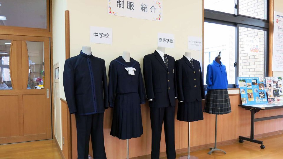 会場前の制服で記念撮影
