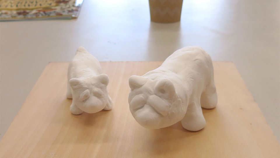 粘土を使って彫刻作り