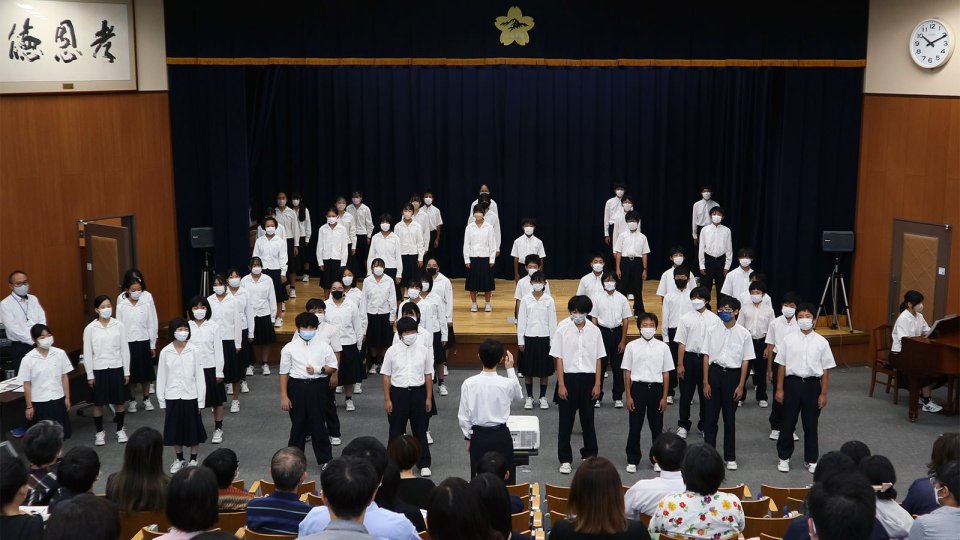 中学1年生の歌声でお出迎え