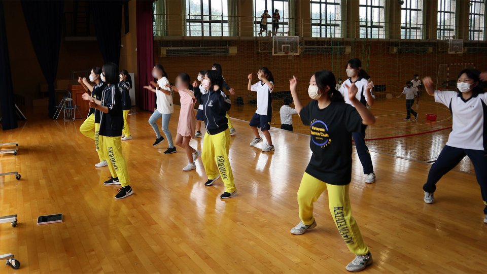 鏡に向かい振付中のダンス部