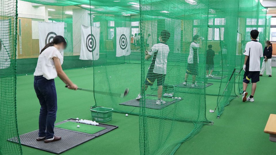 校内練習場で練習中のゴルフ部