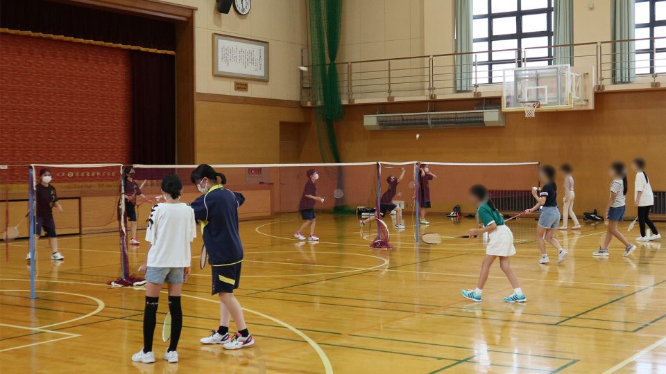 バドミントン部は先輩とラリー中