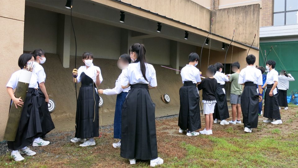 近くから的を狙って練習