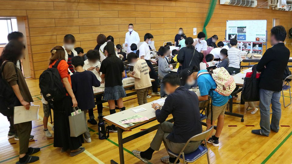 多くの人で賑わう宝石探しブース