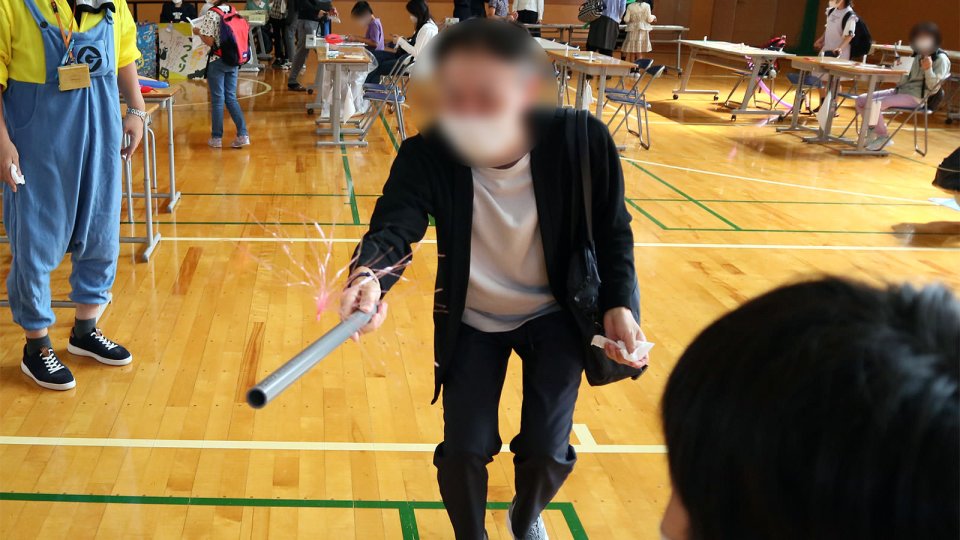 電気クラゲを見事に操るお父さん