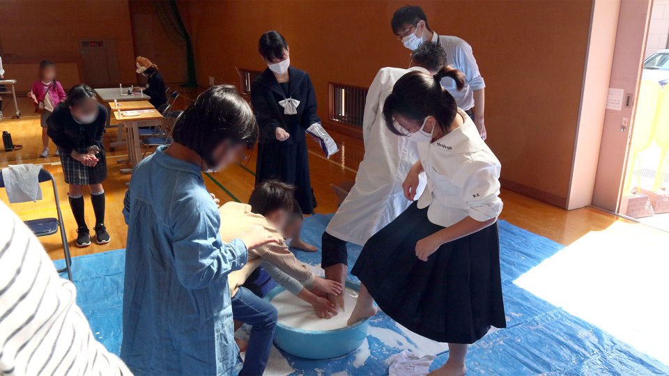 足が抜けずに助けてー！