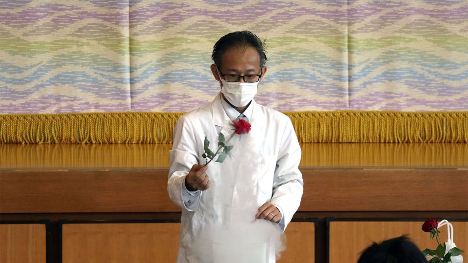 バラの生花を液体窒素に漬けると？