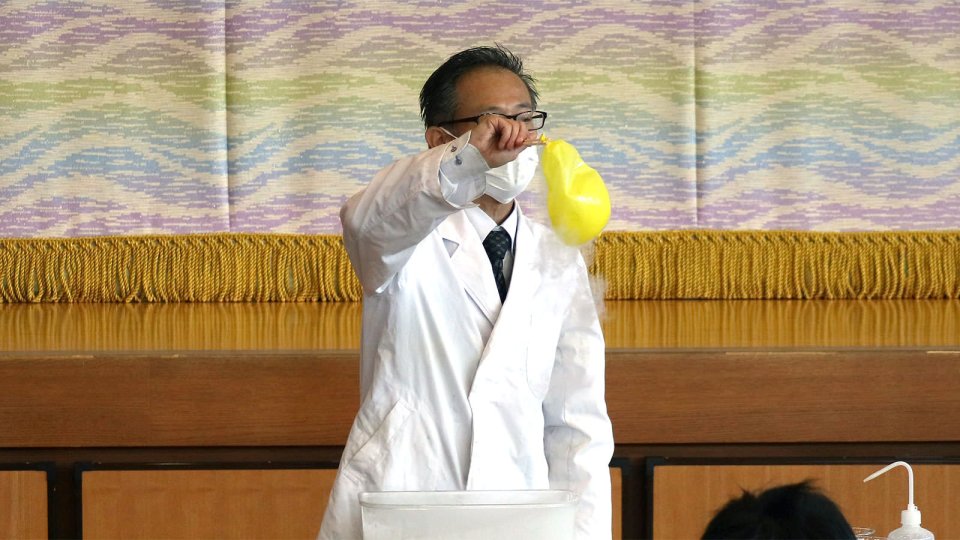 膨らんだ風船を入れると？