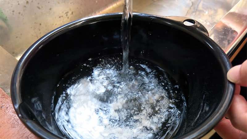 乳酸カルシウムを水に溶かす