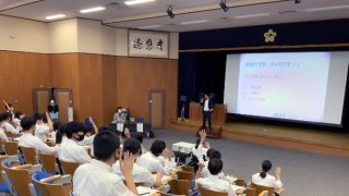 弁護士の島谷先生と建設メディアの森口先生を招いた中学2年生キャリア講演会