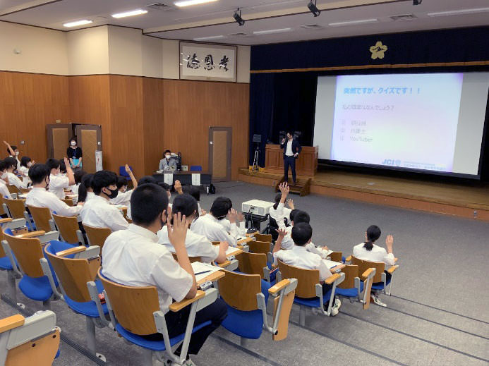 弁護士の島谷先生と建設メディアの森口先生を招いた中学2年生キャリア講演会