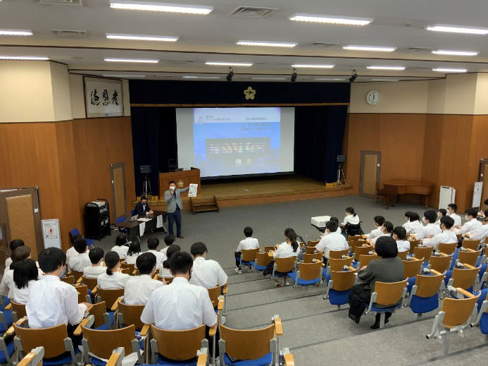 弁護士の島谷先生と建設メディアの森口先生を招いた中学2年生キャリア講演会