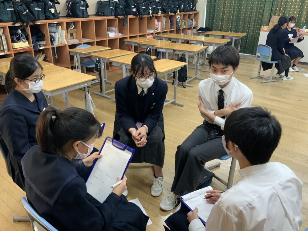 先輩から学ぼう(中1と高2の交流会)