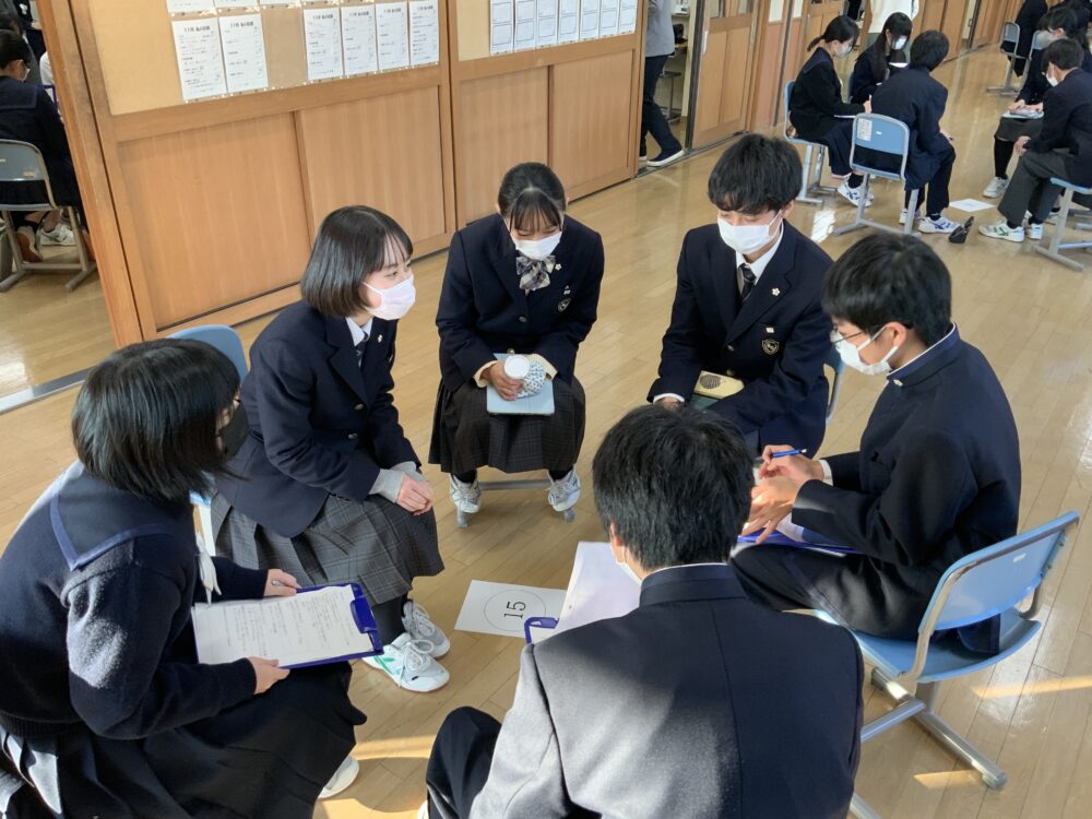 先輩から学ぼう(中1と高2の交流会)