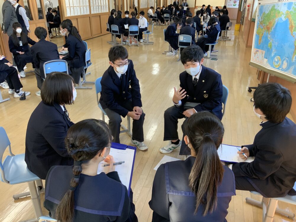 先輩から学ぼう(中1と高2の交流会)