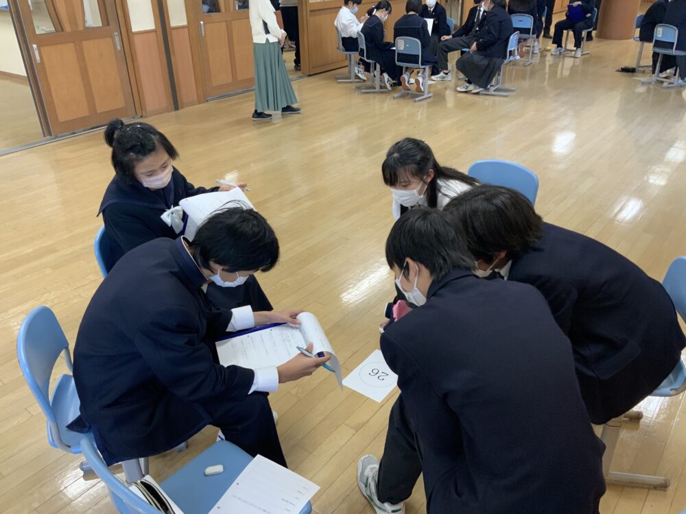 先輩から学ぼう(中1と高2の交流会)