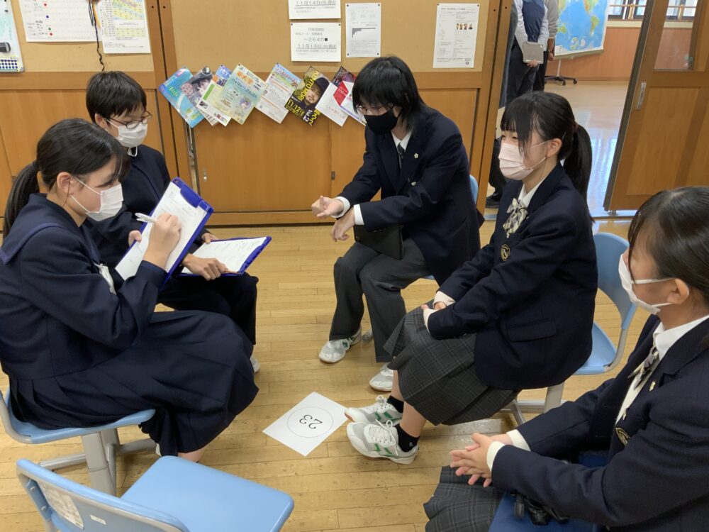 先輩から学ぼう(中1と高2の交流会)