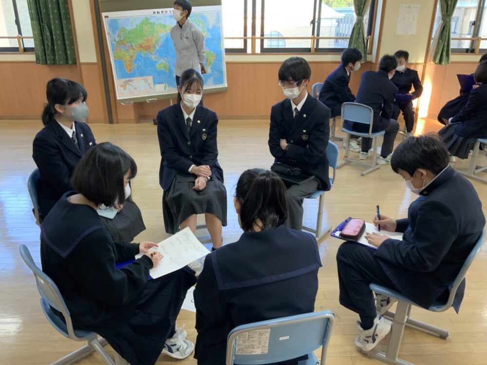 先輩から学ぼう(中1と高2の交流会)