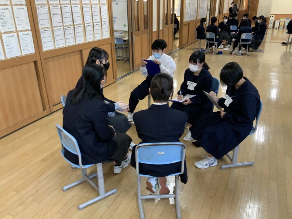 先輩から学ぼう(中1と高2の交流会)