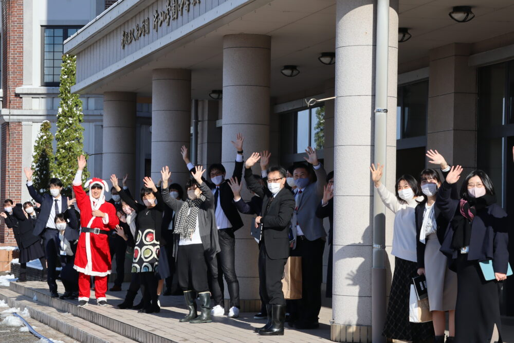 全教職員でスクールバスをお見送り