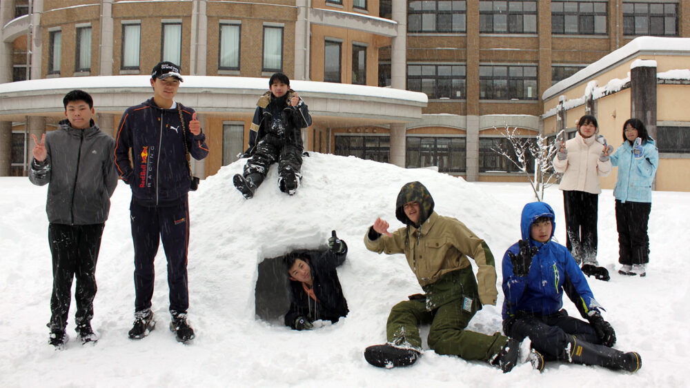 かまくらや雪合戦で雪遊び