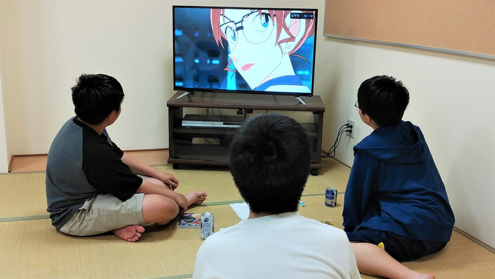 和室でアニメ鑑賞